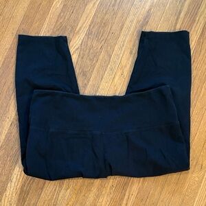 Ruby Ribbon Black Capri Leggings ***